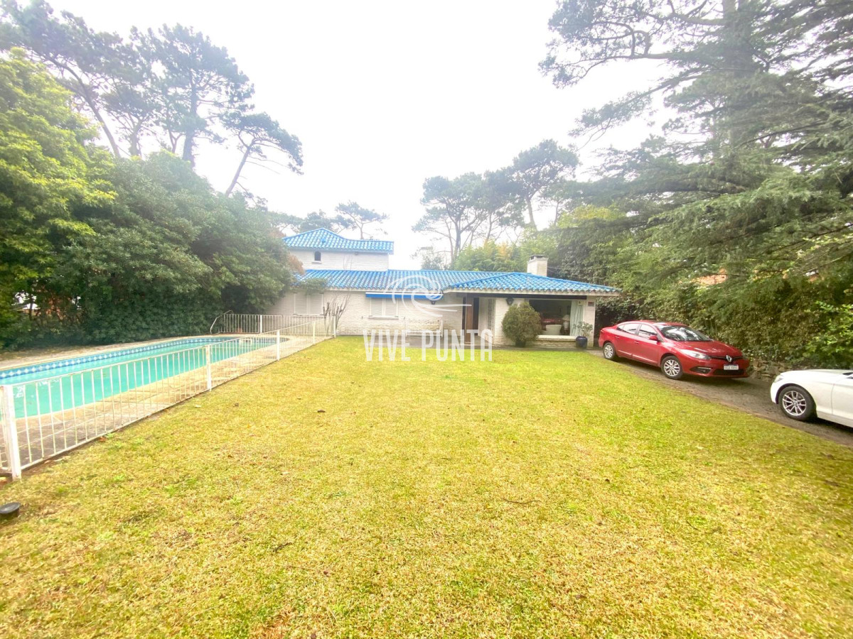 Casa ID.954 - Venta mansa 5 dormitorios, 4 baños y piscina