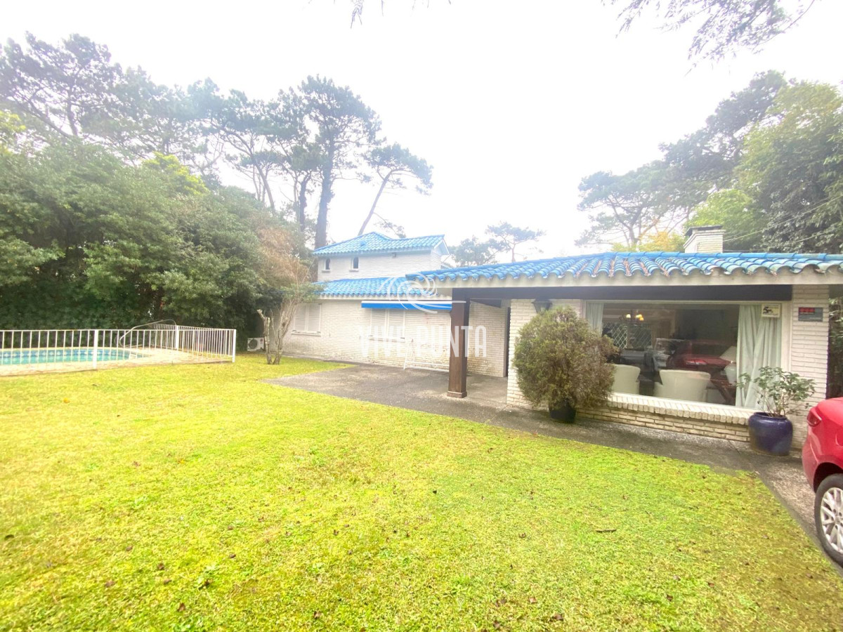 Casa ID.954 - Venta mansa 5 dormitorios, 4 baños y piscina