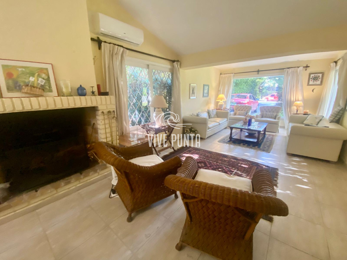 Casa ID.954 - Venta mansa 5 dormitorios, 4 baños y piscina