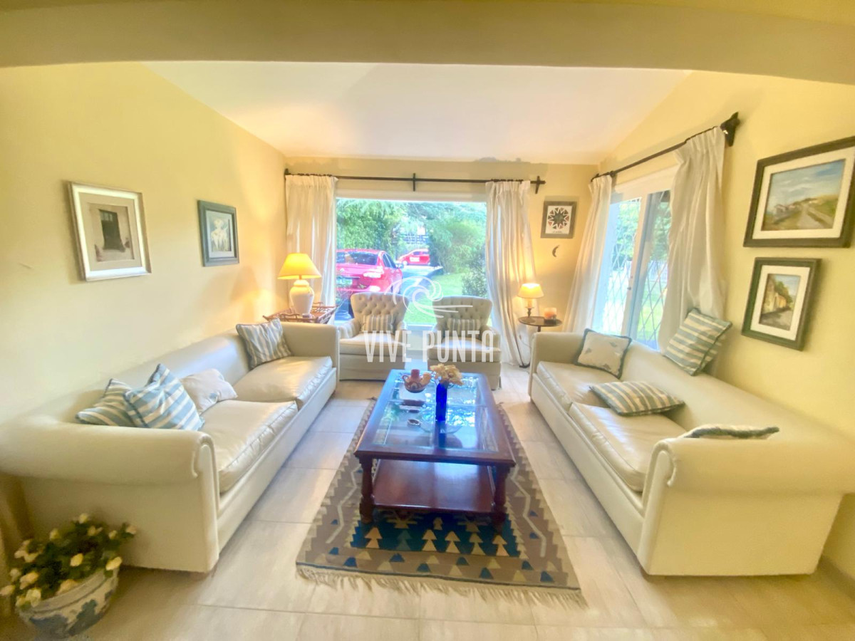Casa ID.954 - Venta mansa 5 dormitorios, 4 baños y piscina
