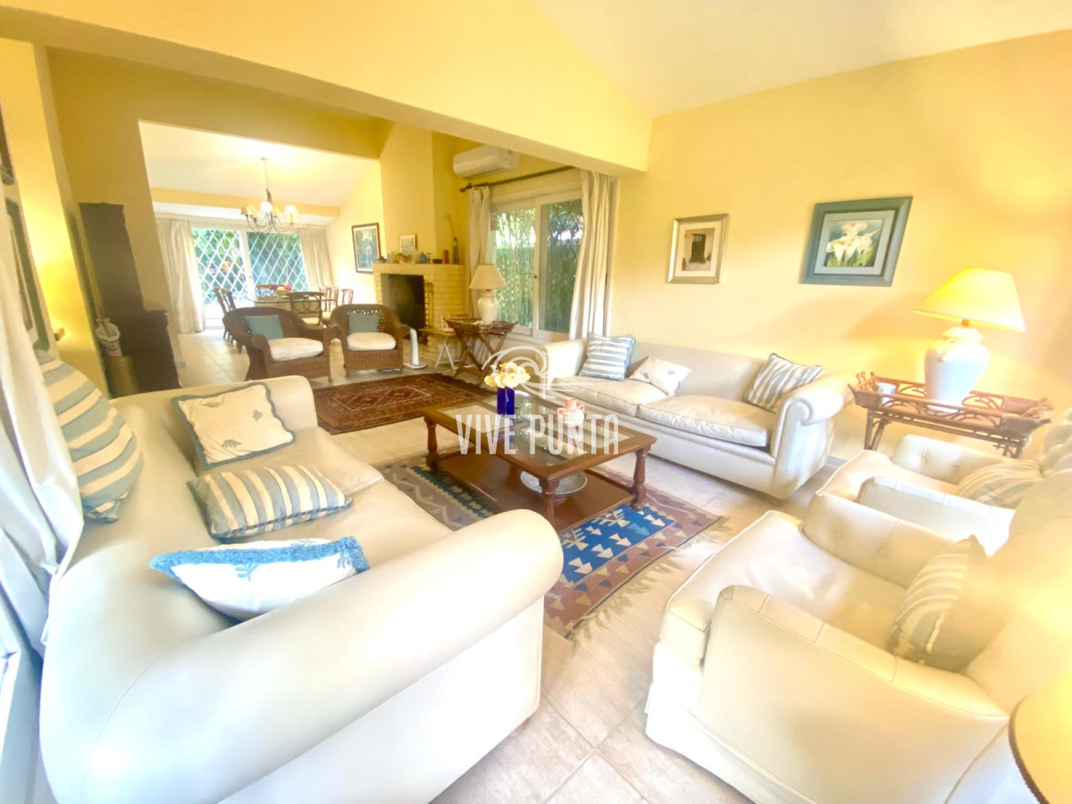 Casa ID.954 - Venta mansa 5 dormitorios, 4 baños y piscina