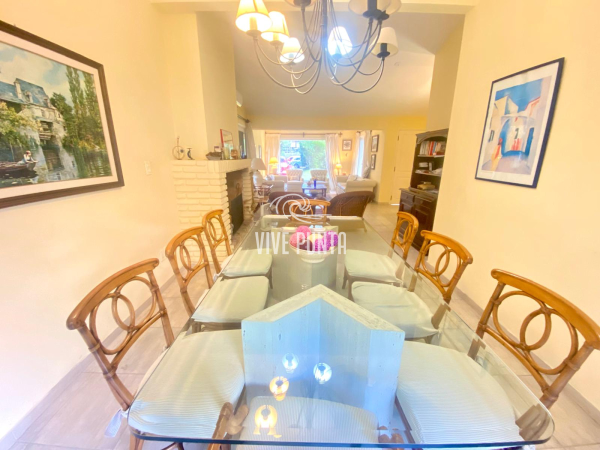 Casa ID.954 - Venta mansa 5 dormitorios, 4 baños y piscina