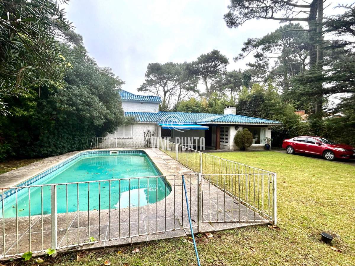Casa ID.954 - Venta mansa 5 dormitorios, 4 baños y piscina