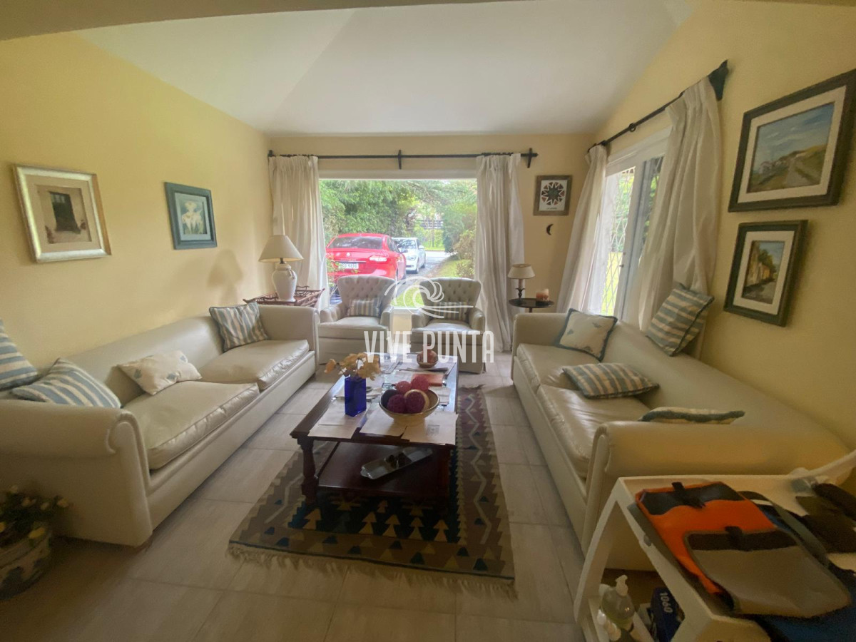 Casa ID.954 - Venta mansa 5 dormitorios, 4 baños y piscina