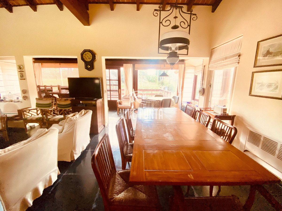 Casa ID.953 - Venta mansa 6 dormitorios y dependencia de servicio