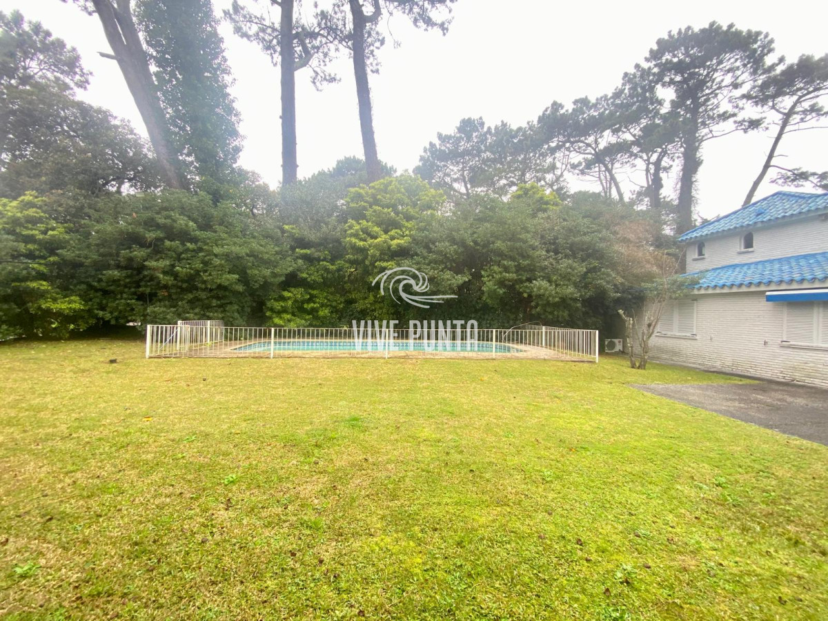 Casa ID.954 - Venta mansa 5 dormitorios, 4 baños y piscina