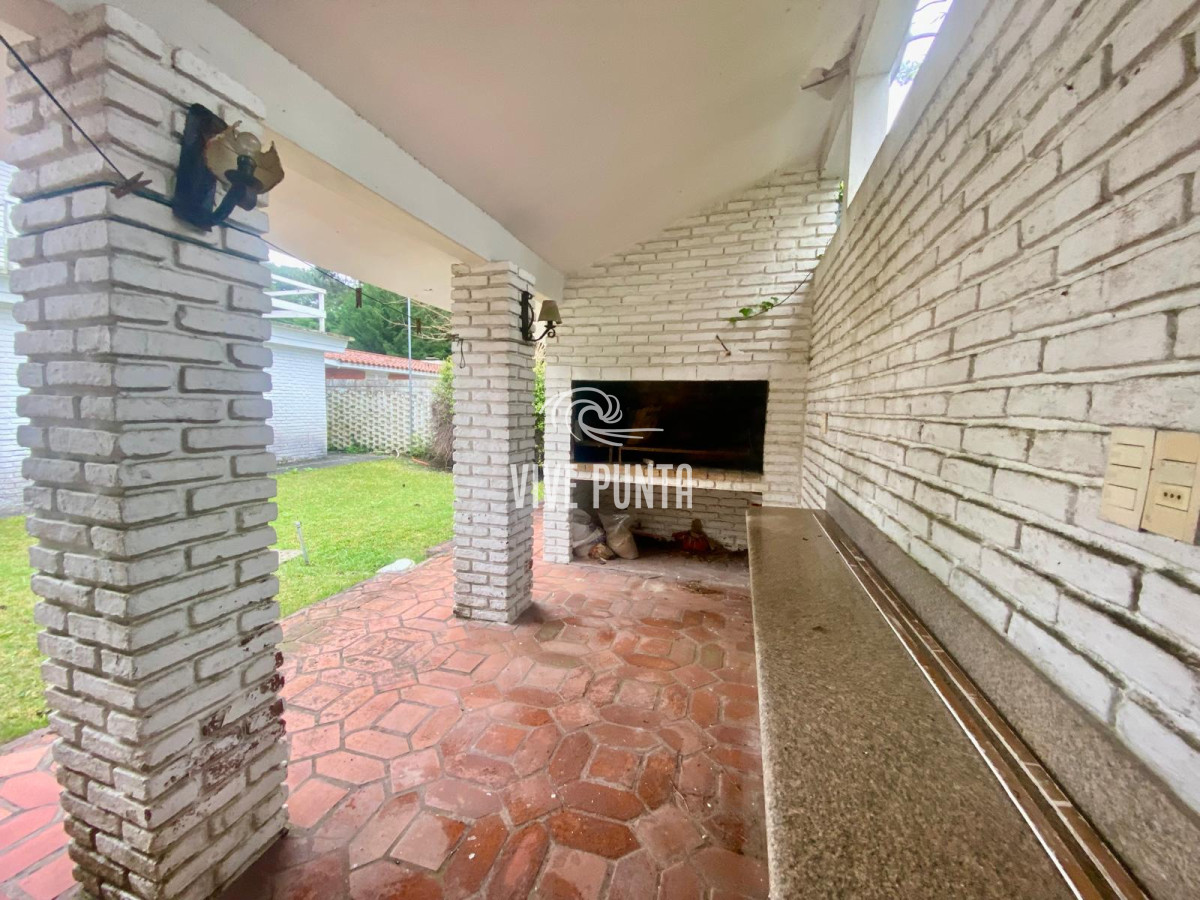 Casa ID.954 - Venta mansa 5 dormitorios, 4 baños y piscina