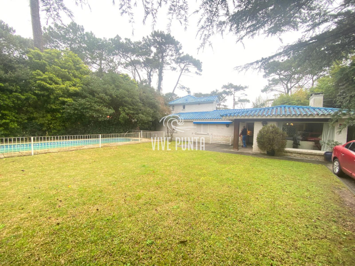 Casa ID.954 - Venta mansa 5 dormitorios, 4 baños y piscina