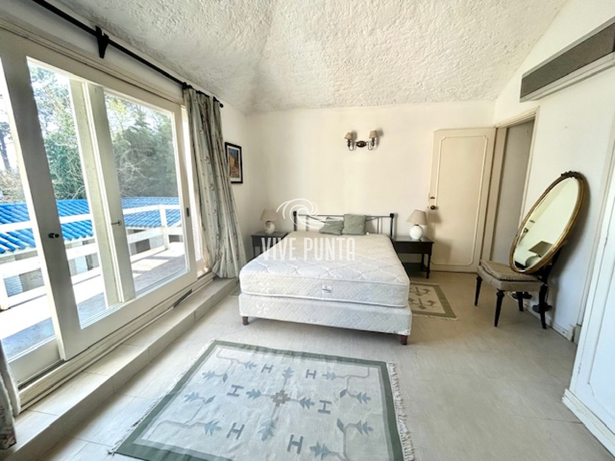 Casa ID.954 - Venta mansa 5 dormitorios, 4 baños y piscina