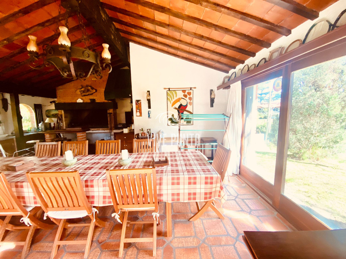 Casa ID.953 - Venta mansa 6 dormitorios y dependencia de servicio