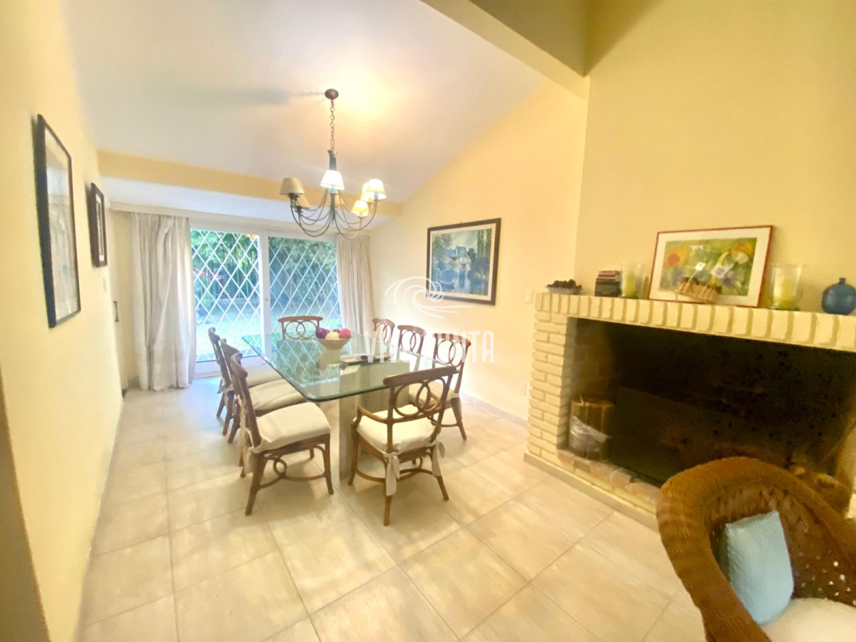 Casa ID.954 - Venta mansa 5 dormitorios, 4 baños y piscina