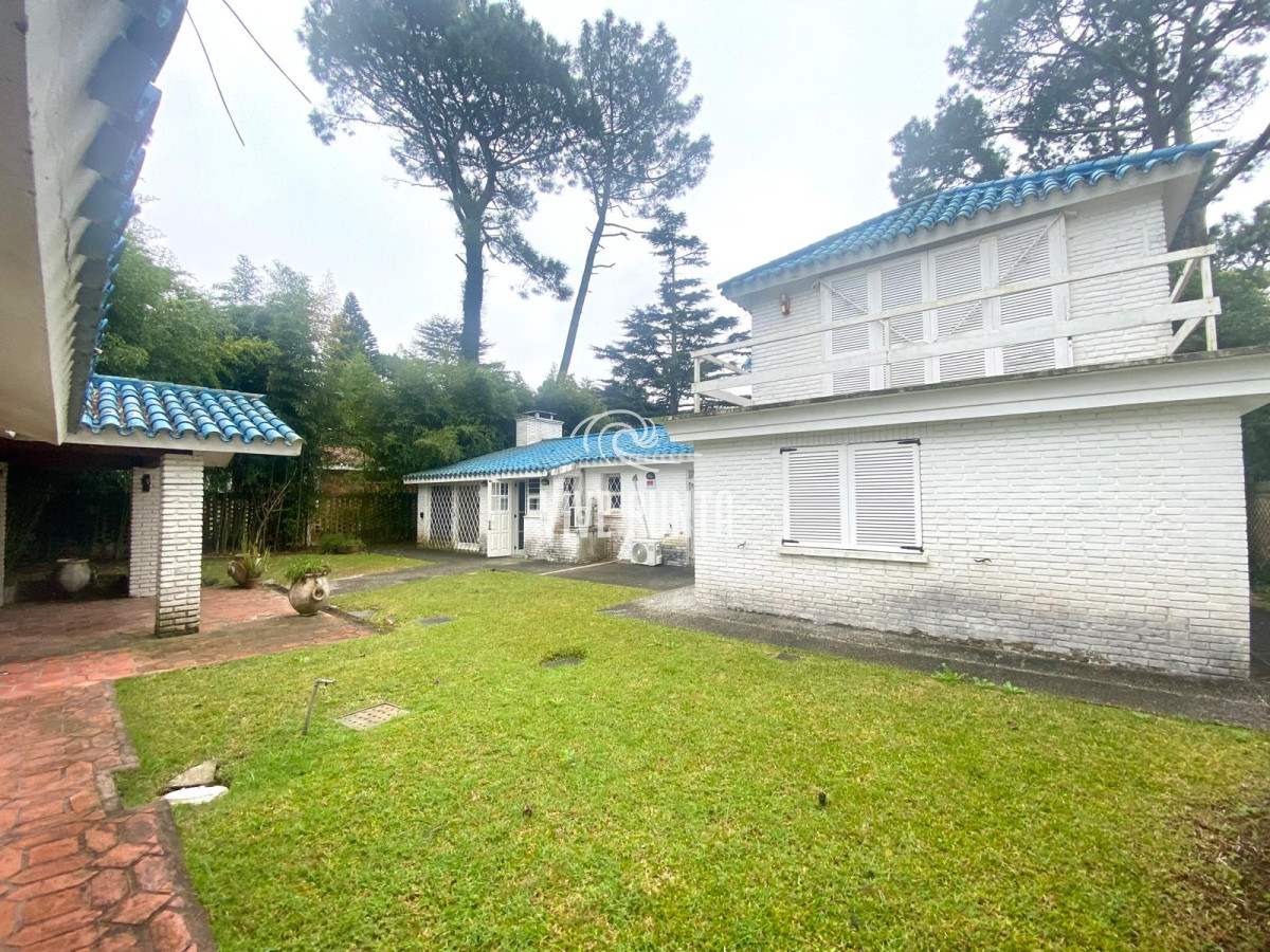Casa ID.954 - Venta mansa 5 dormitorios, 4 baños y piscina