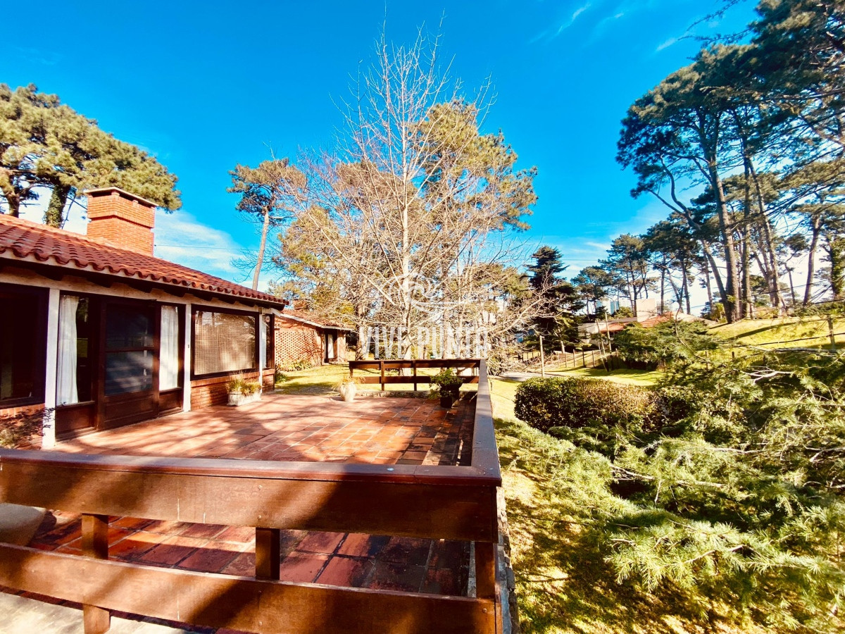 Casa ID.953 - Venta mansa 6 dormitorios y dependencia de servicio