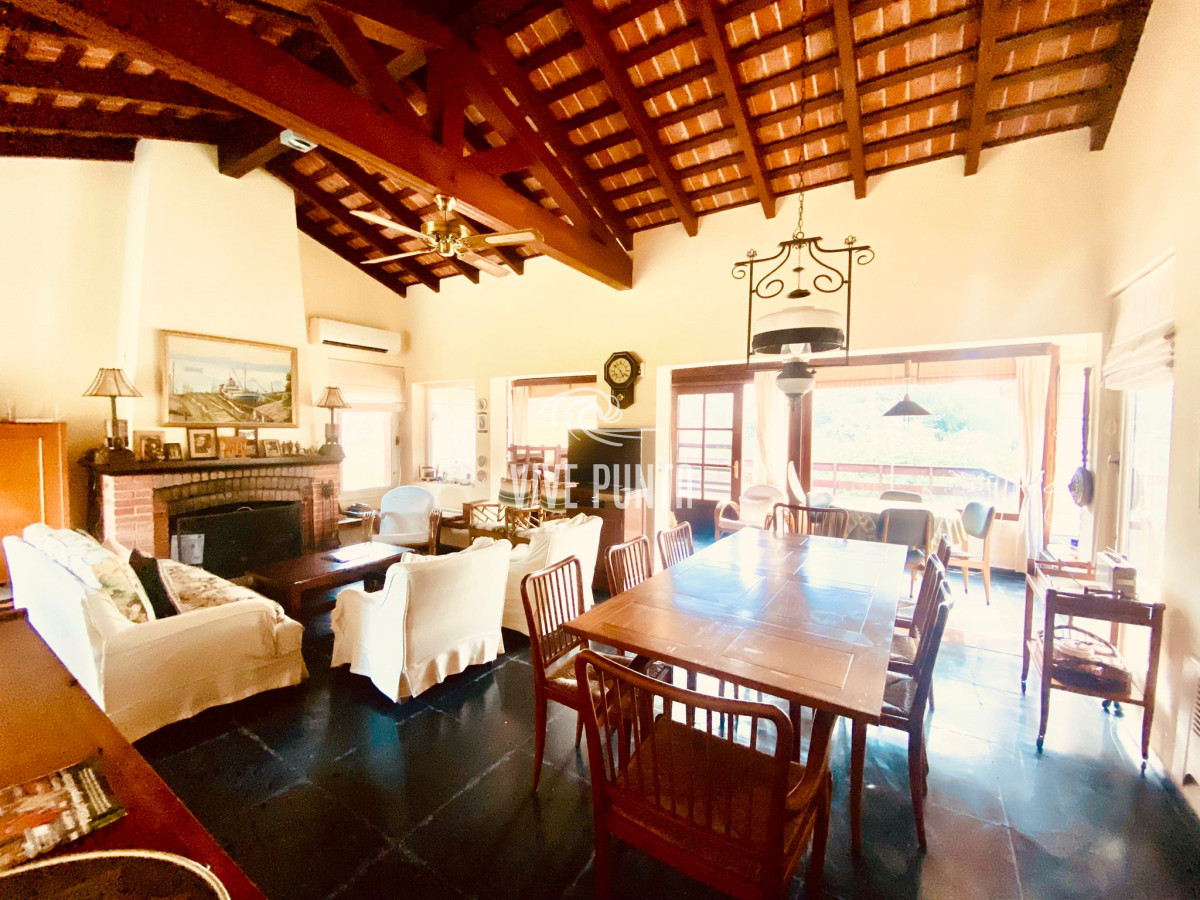 Casa ID.953 - Venta mansa 6 dormitorios y dependencia de servicio