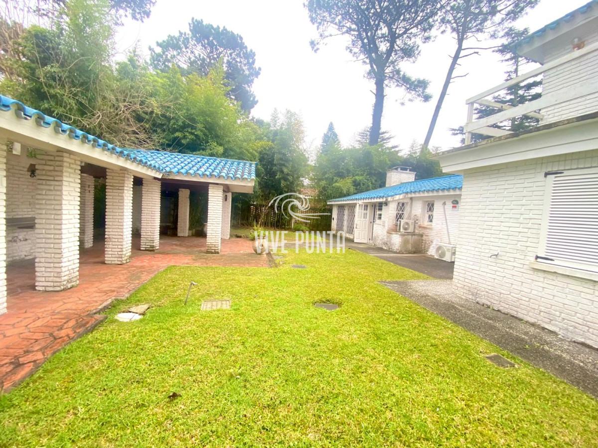 Casa ID.954 - Venta mansa 5 dormitorios, 4 baños y piscina
