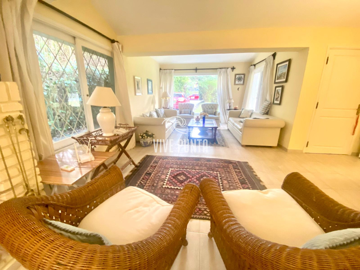 Casa ID.954 - Venta mansa 5 dormitorios, 4 baños y piscina