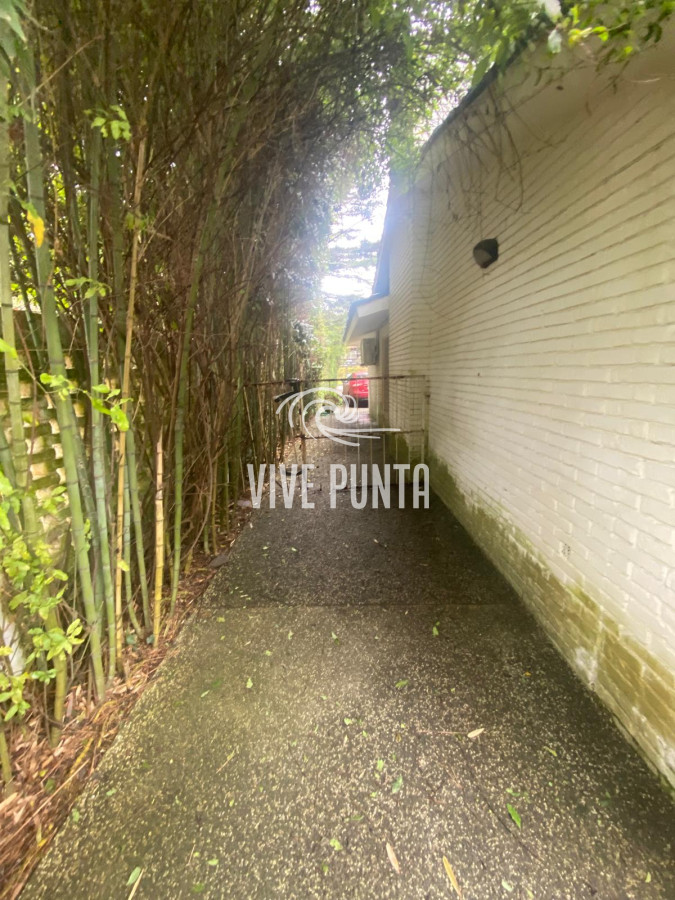 Casa ID.954 - Venta mansa 5 dormitorios, 4 baños y piscina