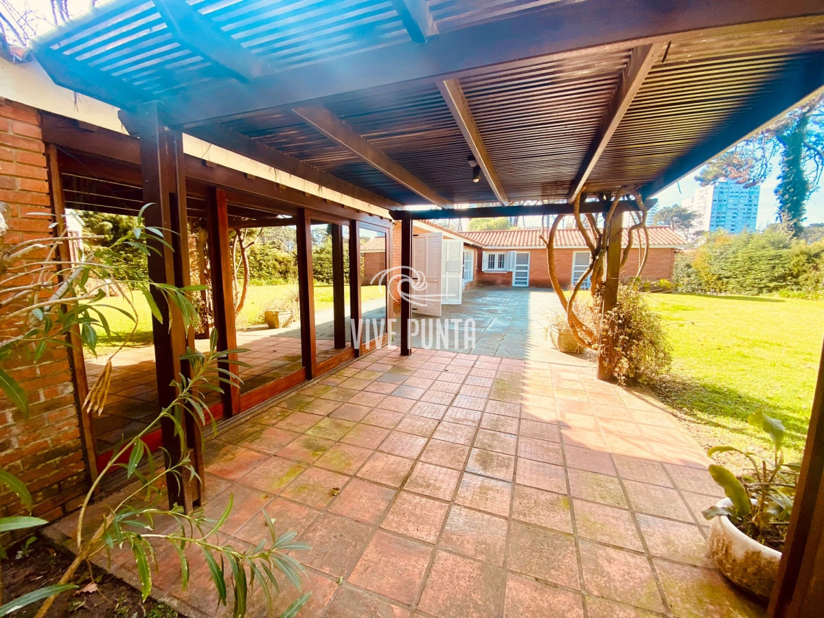 Casa ID.953 - Venta mansa 6 dormitorios y dependencia de servicio