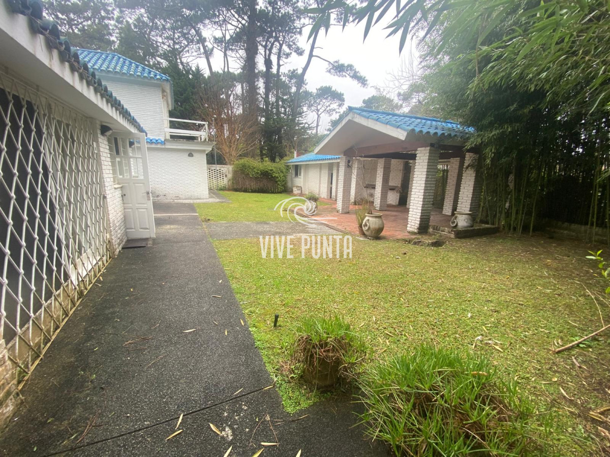 Casa ID.954 - Venta mansa 5 dormitorios, 4 baños y piscina