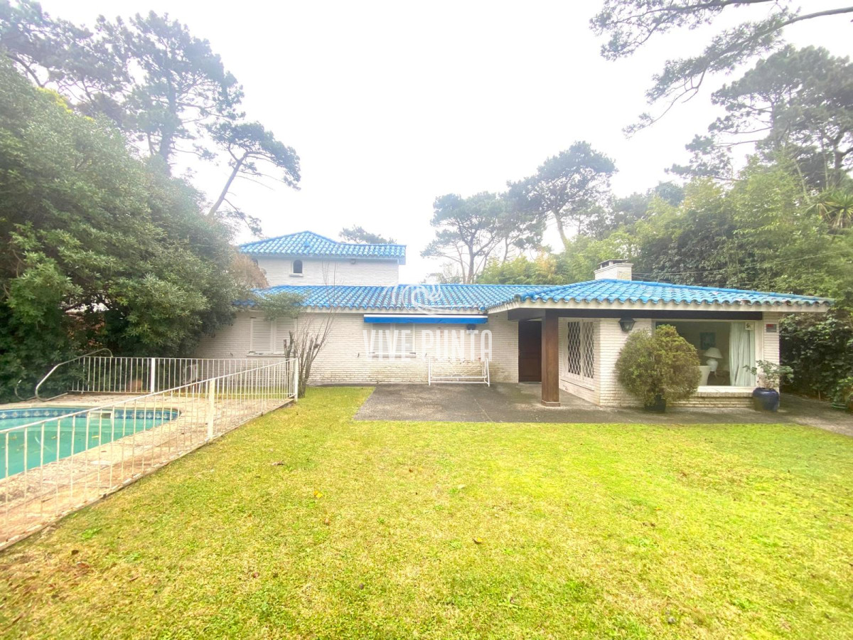 Casa ID.954 - Venta mansa 5 dormitorios, 4 baños y piscina