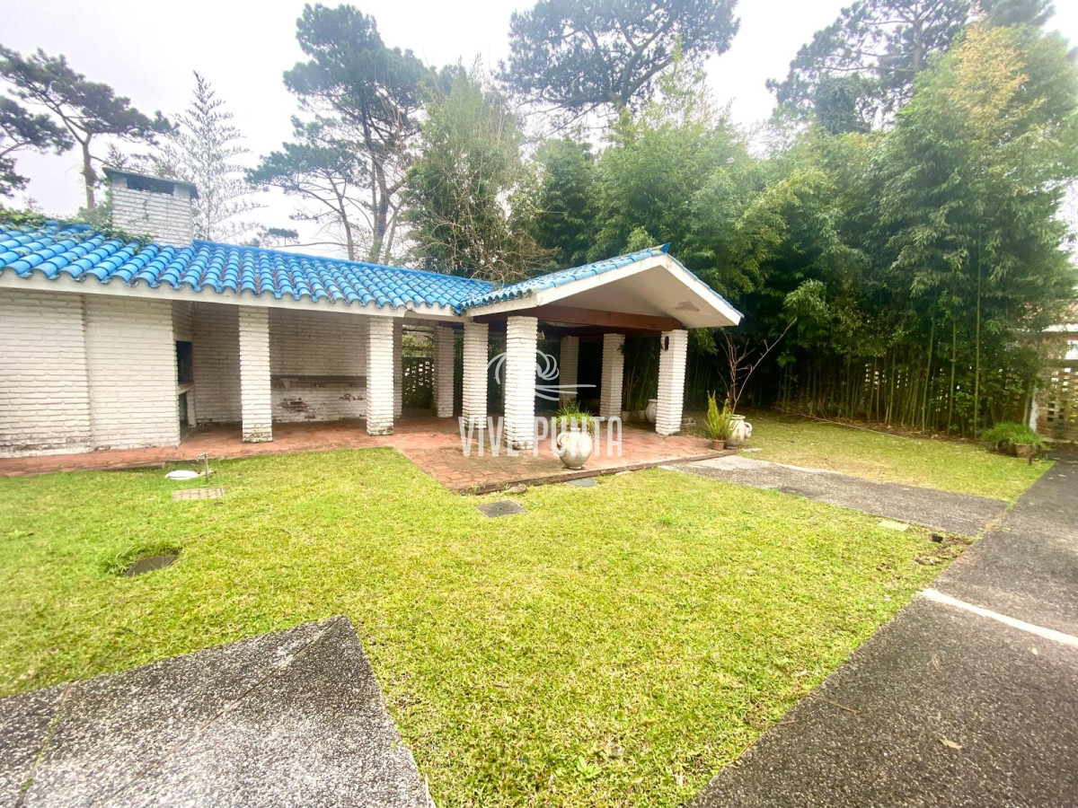 Casa ID.954 - Venta mansa 5 dormitorios, 4 baños y piscina