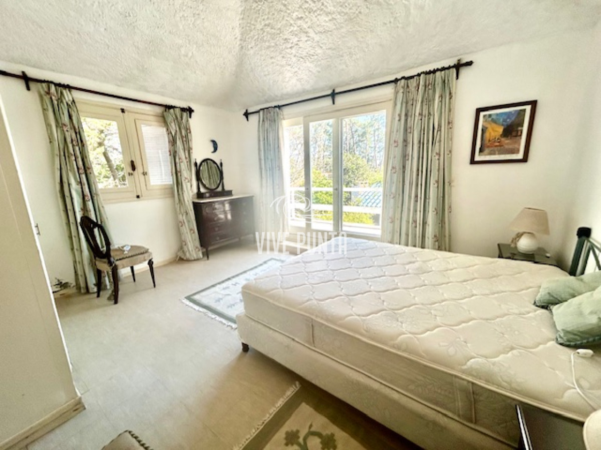 Casa ID.954 - Venta mansa 5 dormitorios, 4 baños y piscina