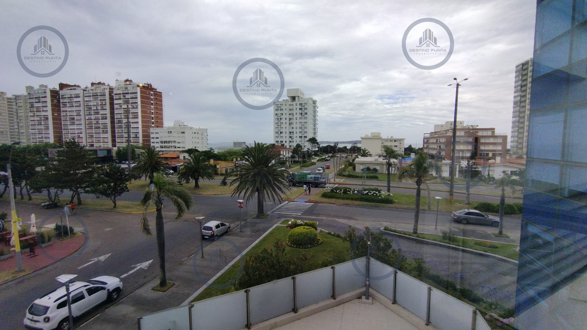 Apartamento en Alquiler, Mansa, Punta del Este, tres Dormitorios más dependencia — fotografía 1