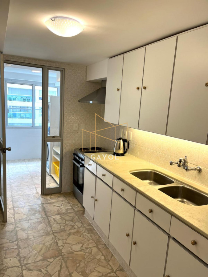 Apartamento ID.573 - Venta en Mansa 2 Dormitorios y dependencia de servicio