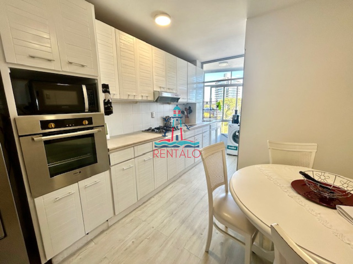 Apartamento ID.262 - Apartamento en Venta 3 dormitorios y dependencia de servicio en Punta del este 