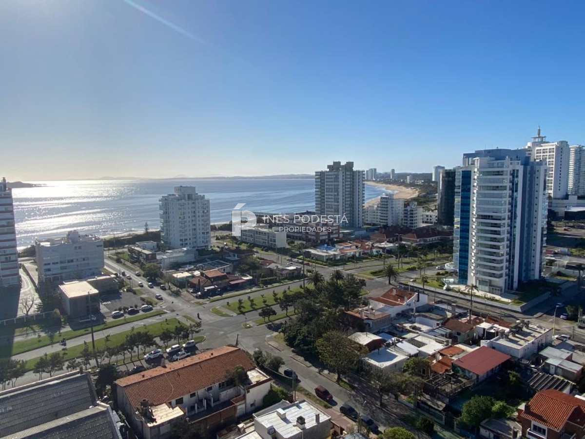 Alquiler frente a playa Brava con 3 dormitorios en Punta del Este 