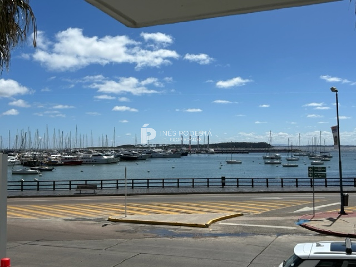 Puerto con vista al mar!! Edificio New Port, gran planta de 340 m2 con 4 dorm y dep de servicio