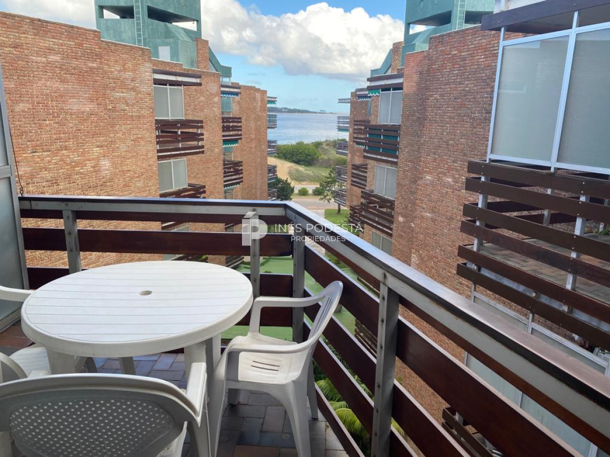 1 Dormitorio con vista parcial