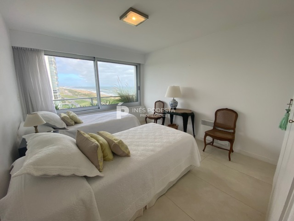 Apartamento ID.38552 - Tiburón en brava con 3 dormitorios y servicio Punta del Este