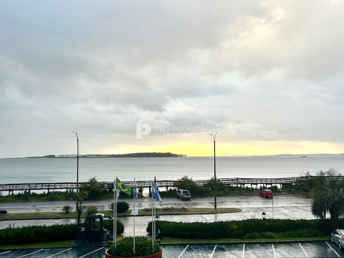 Apartamento ID.8139 - Alquiler Mansa  frente al mar con 2 Dormitorios y 2 baños
