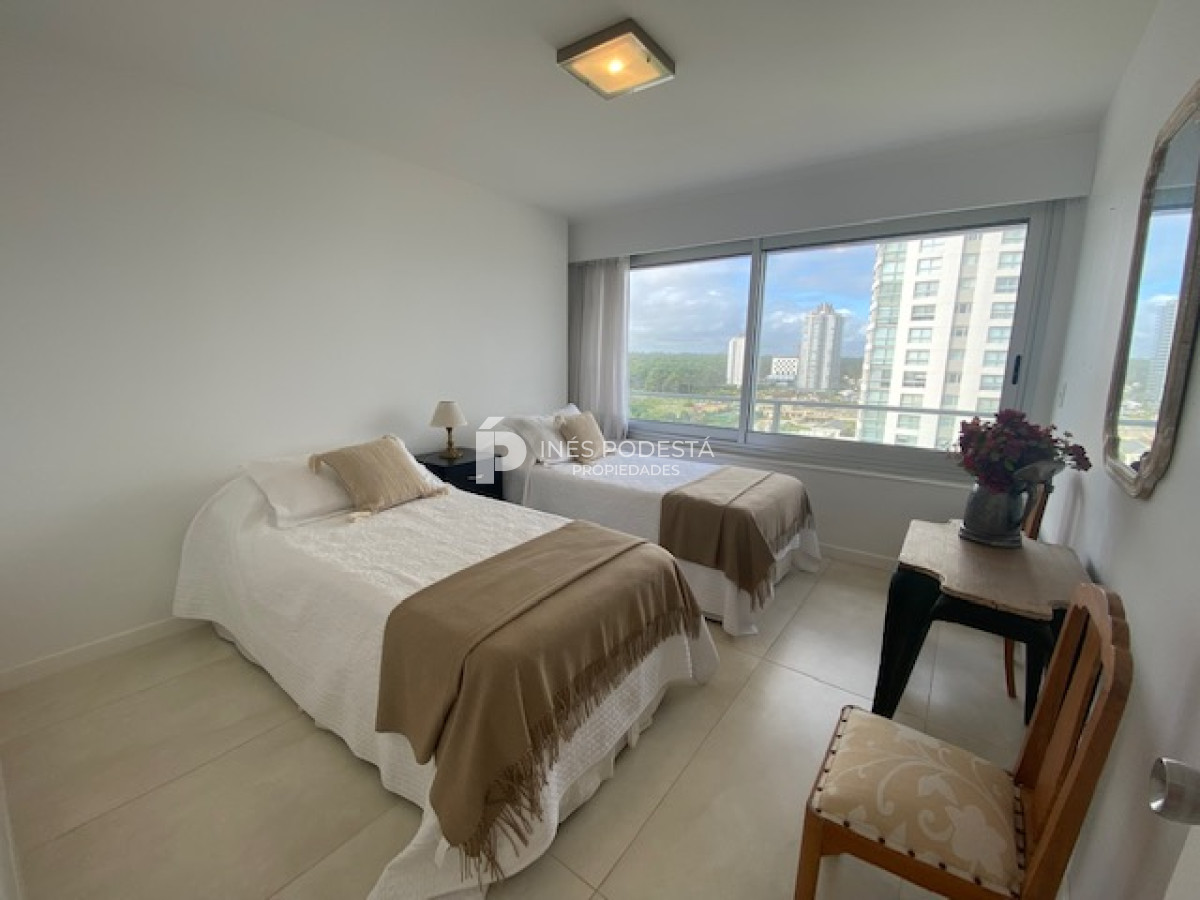 Apartamento ID.38552 - Tiburón en brava con 3 dormitorios y servicio Punta del Este