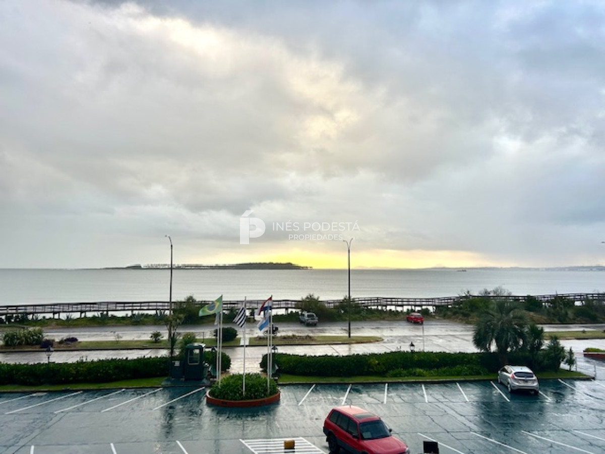 Apartamento ID.8139 - Alquiler Mansa  frente al mar con 2 Dormitorios y 2 baños