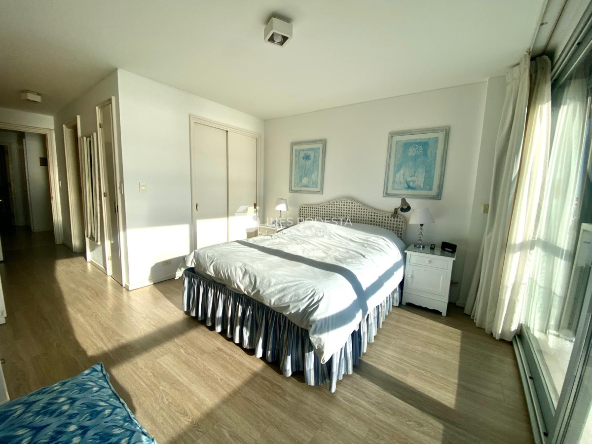 Apartamento ID.4935 - Apartamento en Venta 4 dormitorios zona Puerto