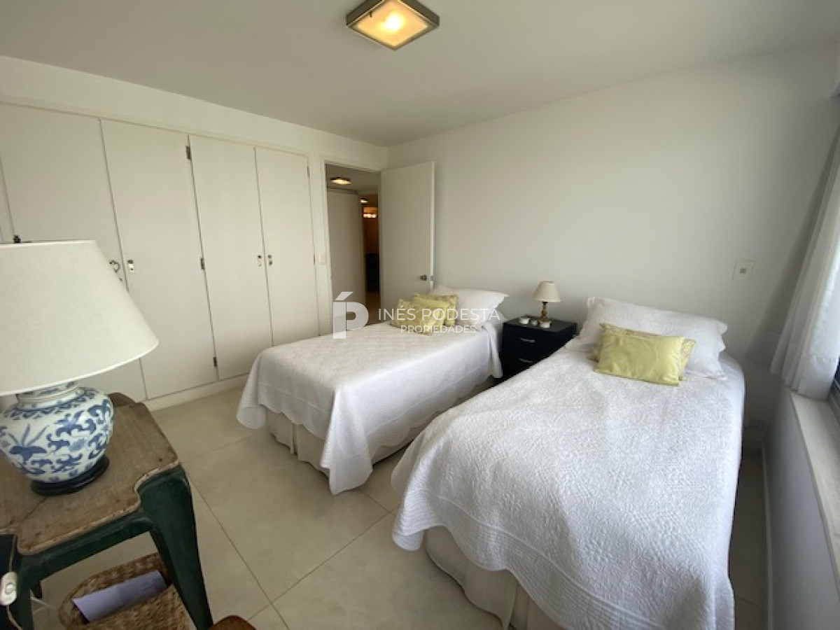 Apartamento ID.38552 - Tiburón en brava con 3 dormitorios y servicio Punta del Este