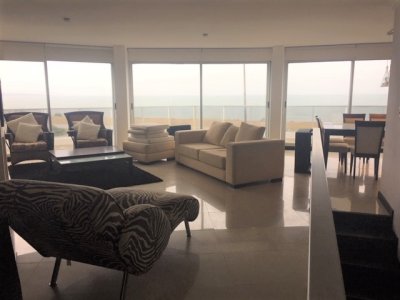 Apartamento dúplex de 3 dormitorios en Venta, Mansa Punta del Este