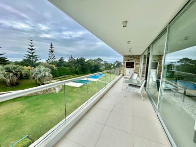 Venta brava a 100 mts rambla con 3 dormitorios