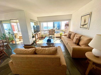 Venta departamento con 3 dormitorios y 3 baños