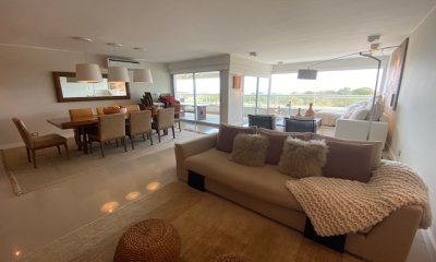 Venta y alquiler en brava frente al mar con 4 suites y terraza con parrillero