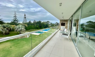 Venta brava a 100 mts rambla con 3 dormitorios
