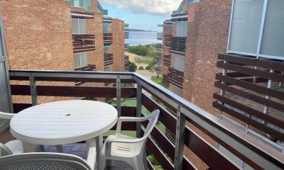 1 Dormitorio con vista parcial