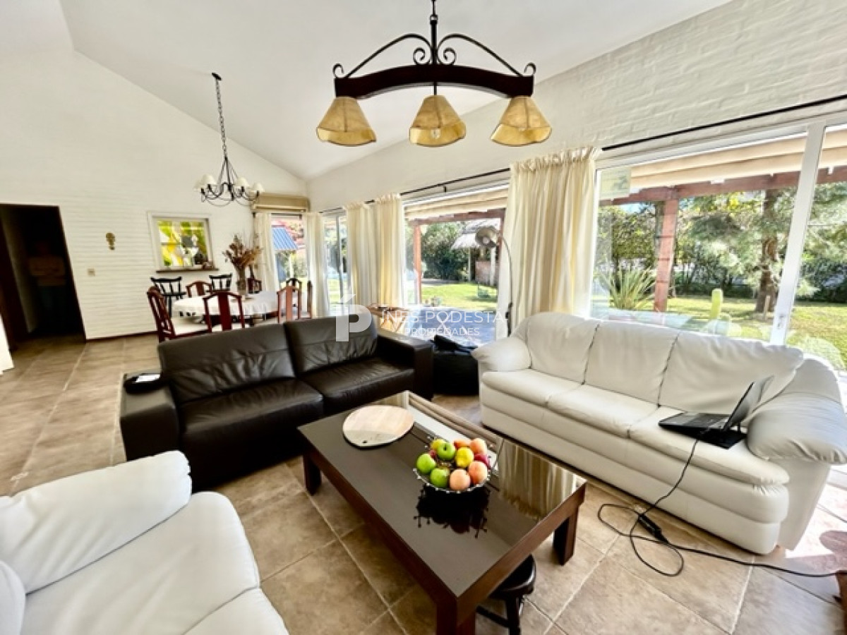 Casa ID.916 - Mansa, excelente ubicación con 4 dormitorios y 3 baños