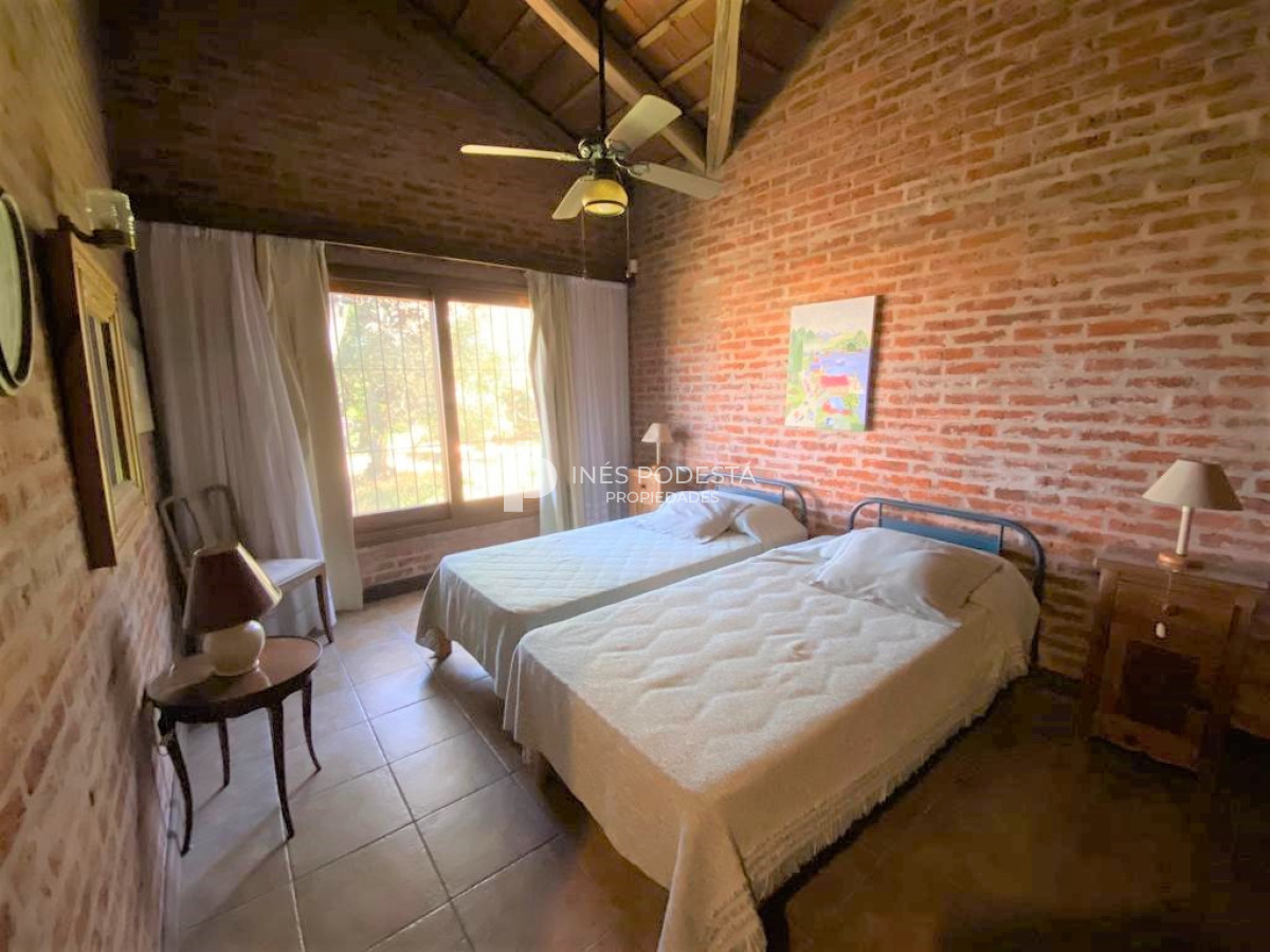 Casa ID.516 - Casa con 4 dormitorios y dep. de servicio con piscina a 100 mts mar