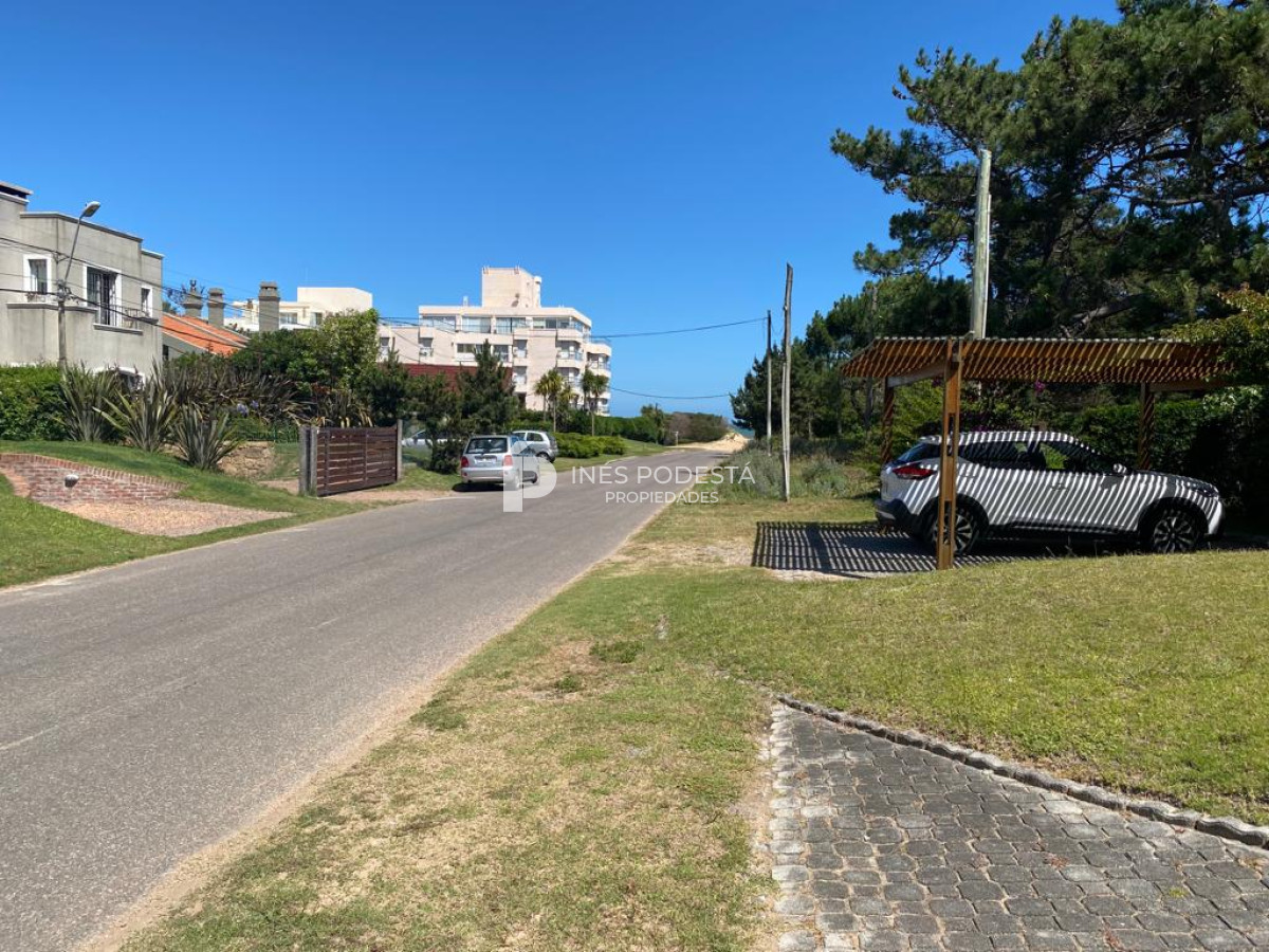 Casa ID.516 - Casa con 4 dormitorios y dep. de servicio con piscina a 100 mts mar