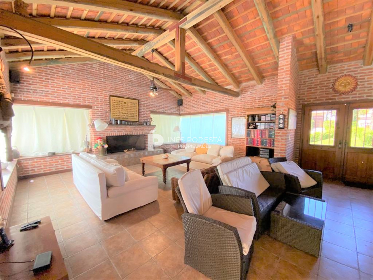 Casa ID.516 - Casa con 4 dormitorios y dep. de servicio con piscina a 100 mts mar