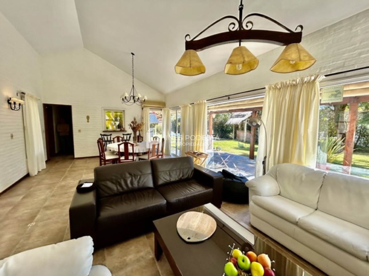 Casa ID.916 - Mansa, excelente ubicación con 4 dormitorios y 3 baños