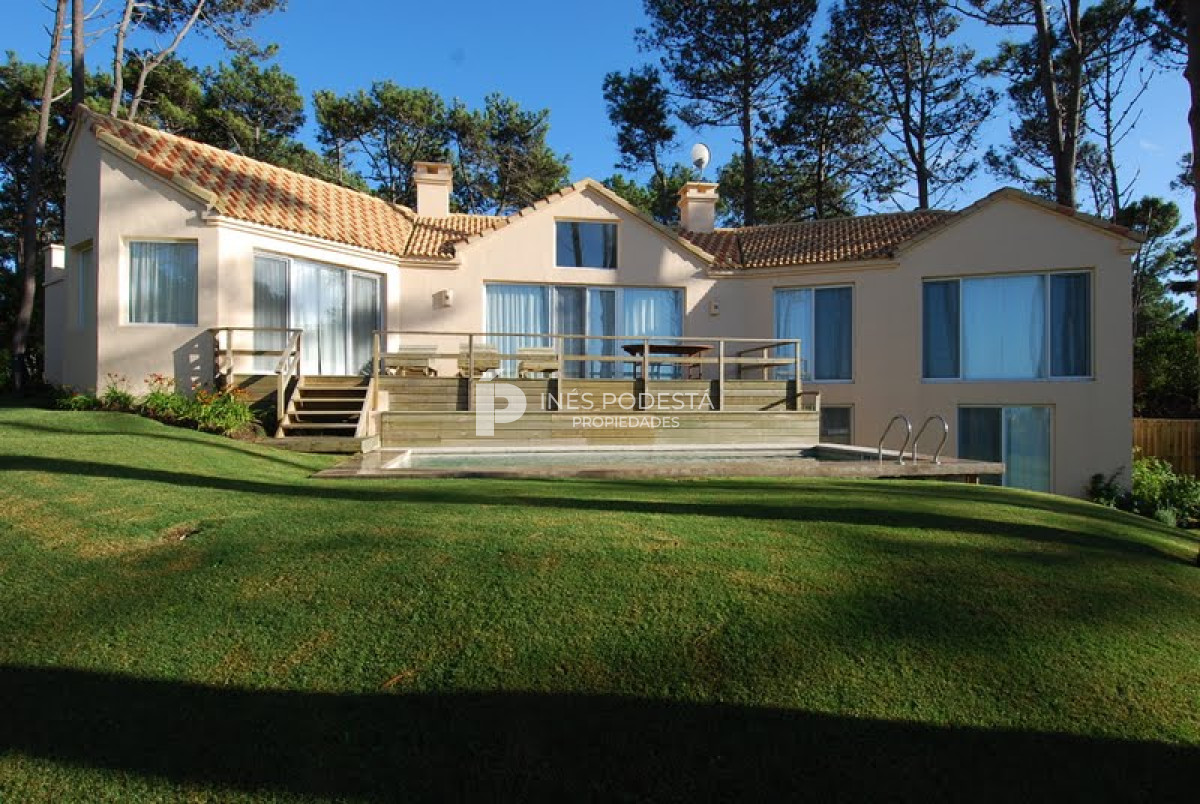 Casa ID.6180 - LAGUNA BLANCA con 5 dormitorios y dependencia de servicio, piscina